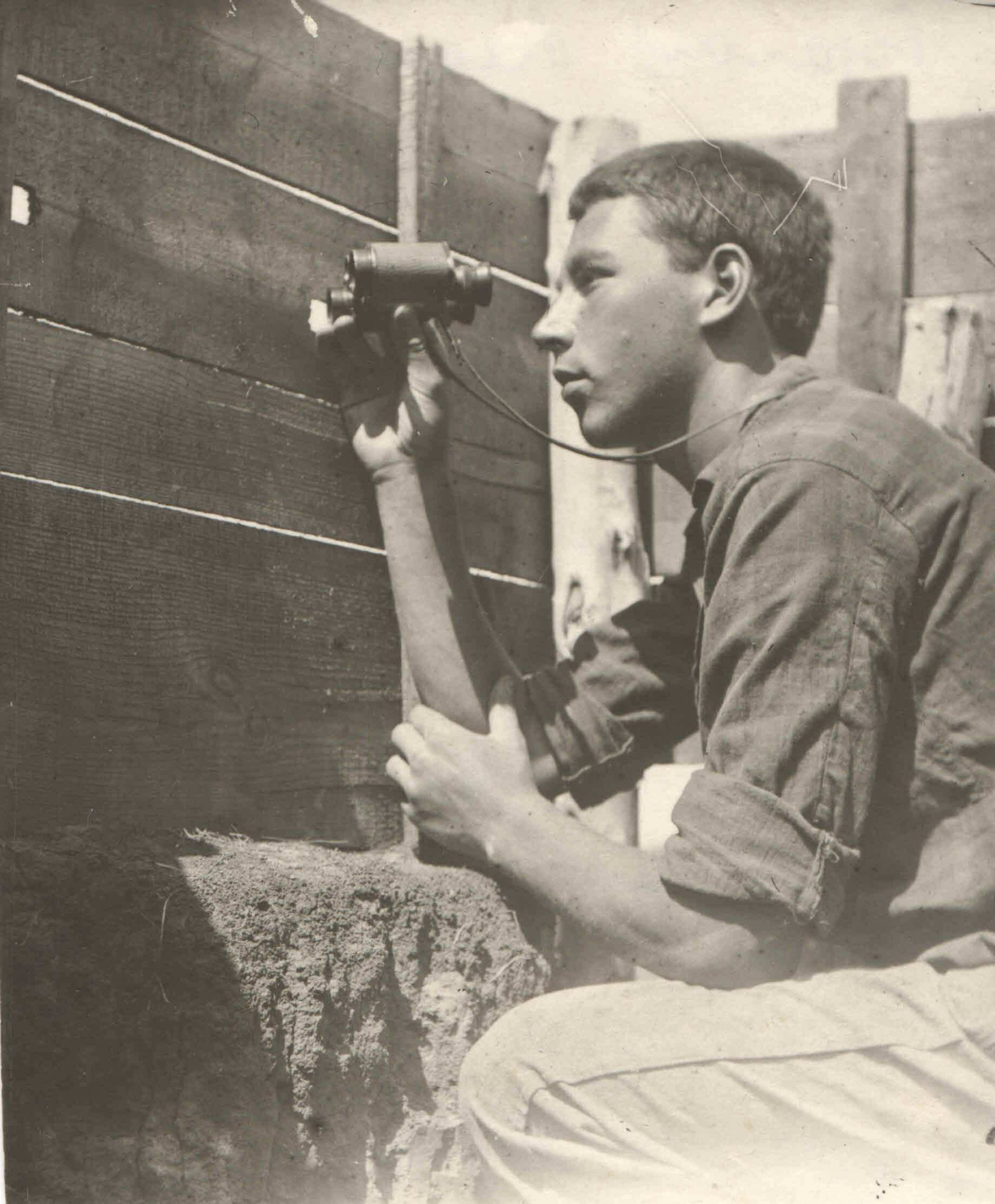 Раевский наблюдает за сусликами в Ставрополье, 1930