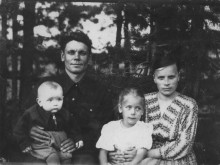 Собянин Семен Гавриилович с семьей, 1949г.